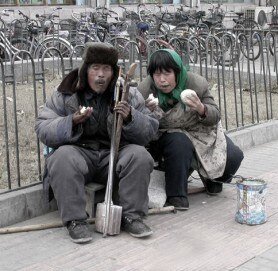 《住在我隔壁储藏室大学刚毕业的小夫妻》